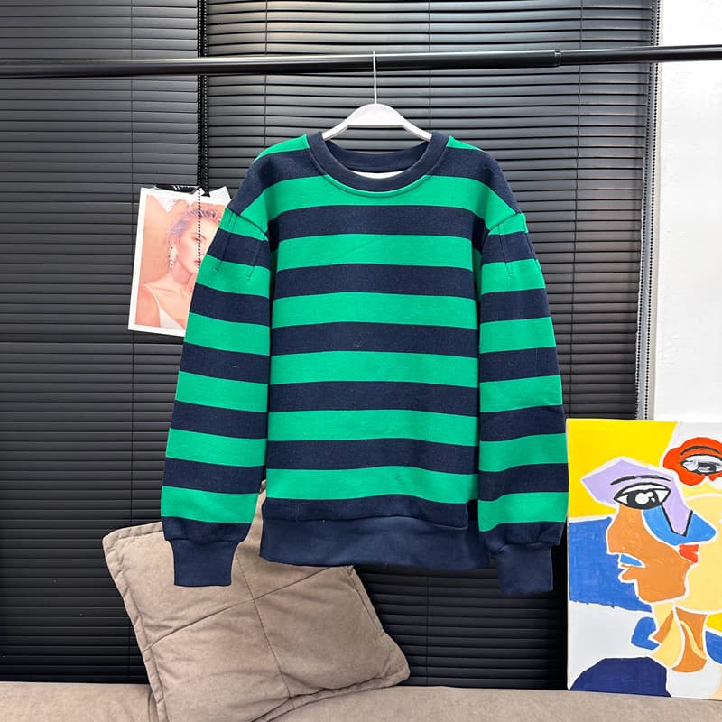 Non-hole crew neck - black and green stripes