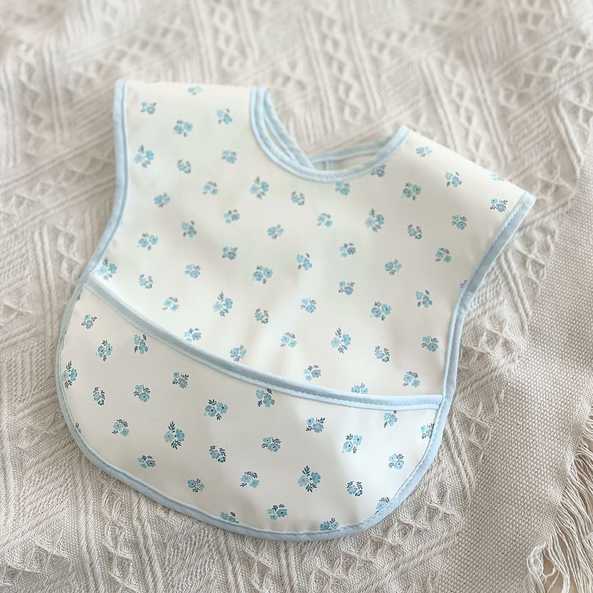 Pu three-dimensional bib blue star flower