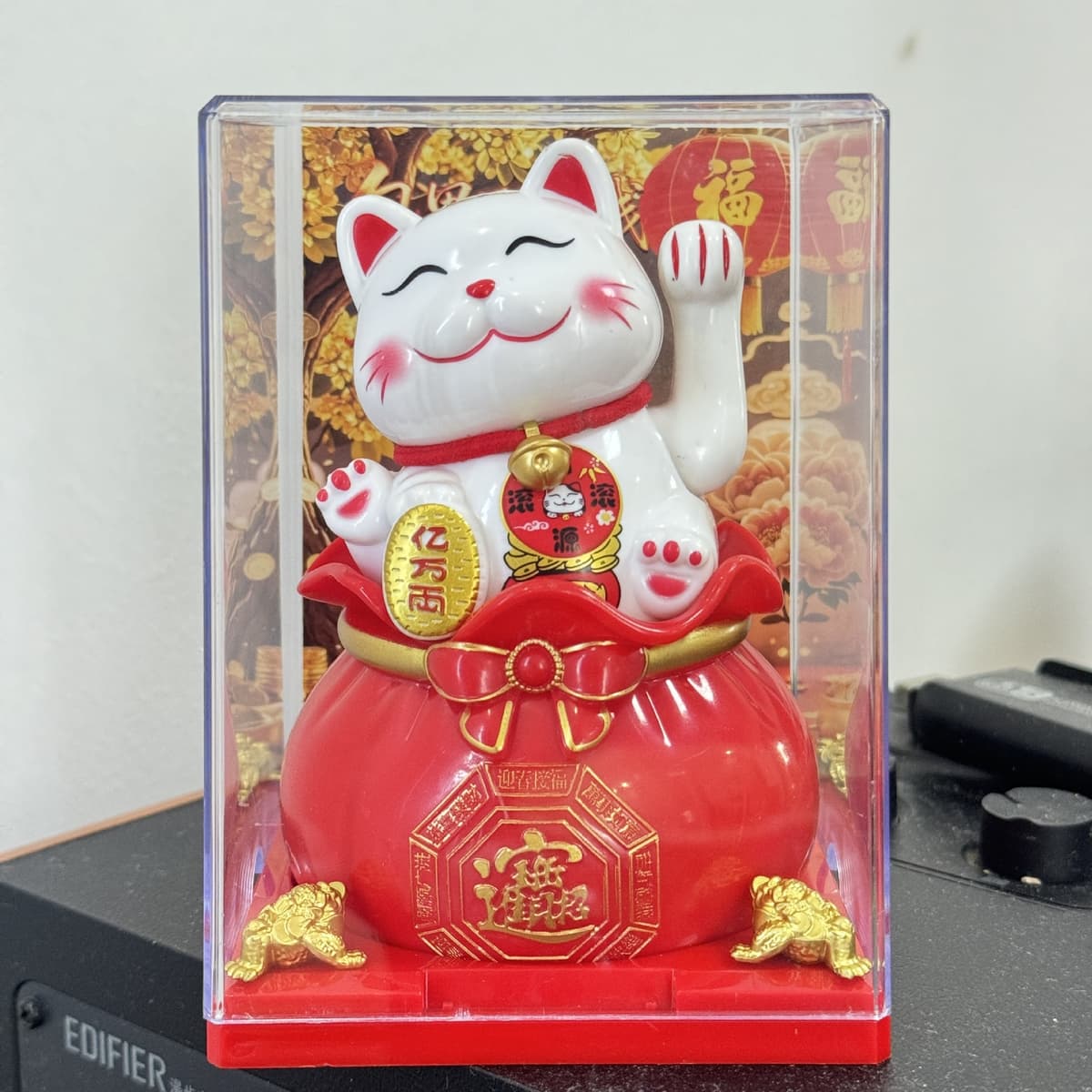 Large money bag lucky cat with squinting eyes [red money bag]