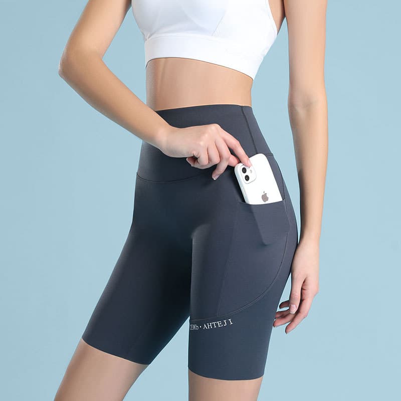 Dark gray [five-point pants]