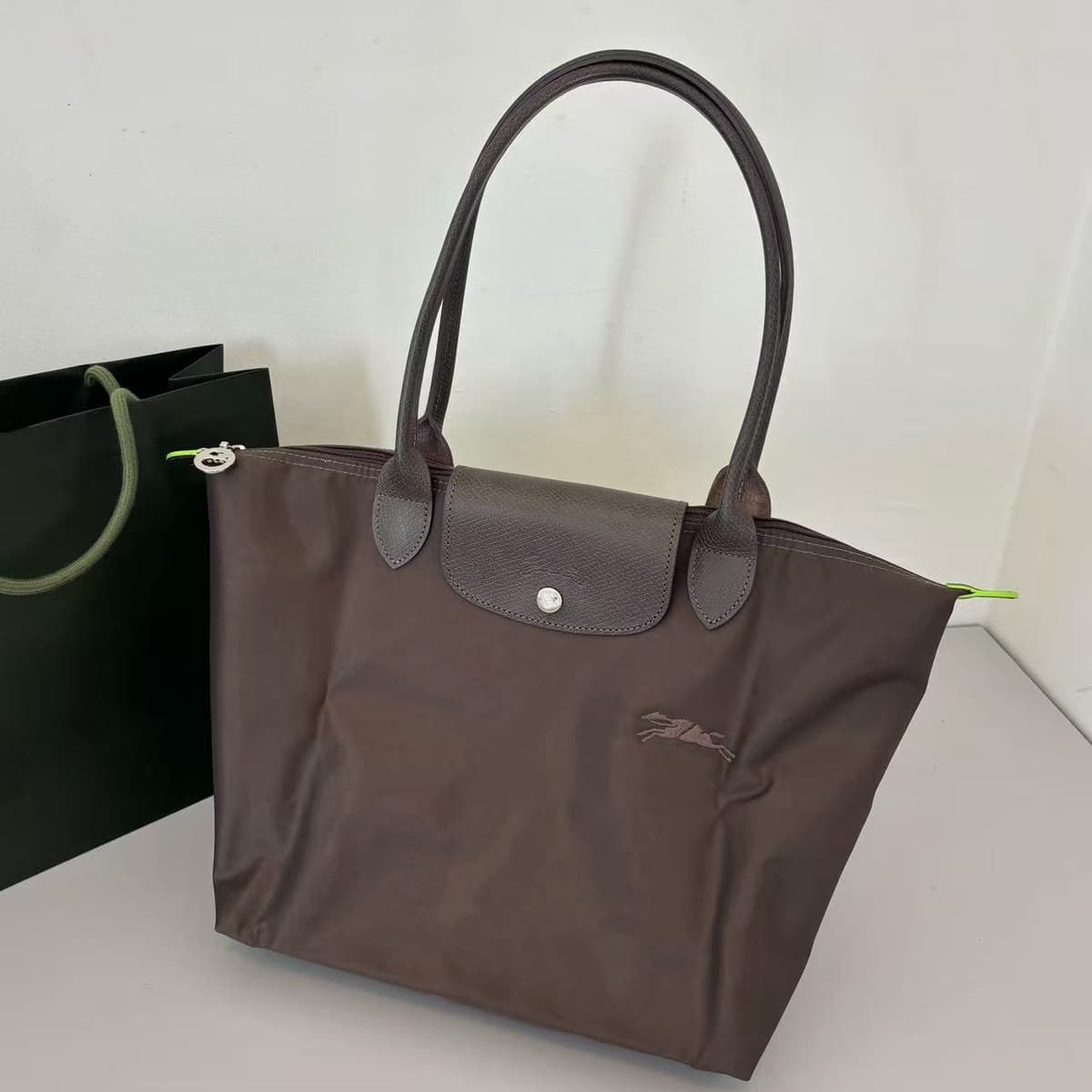 Environmentally friendly earth color (new color)
