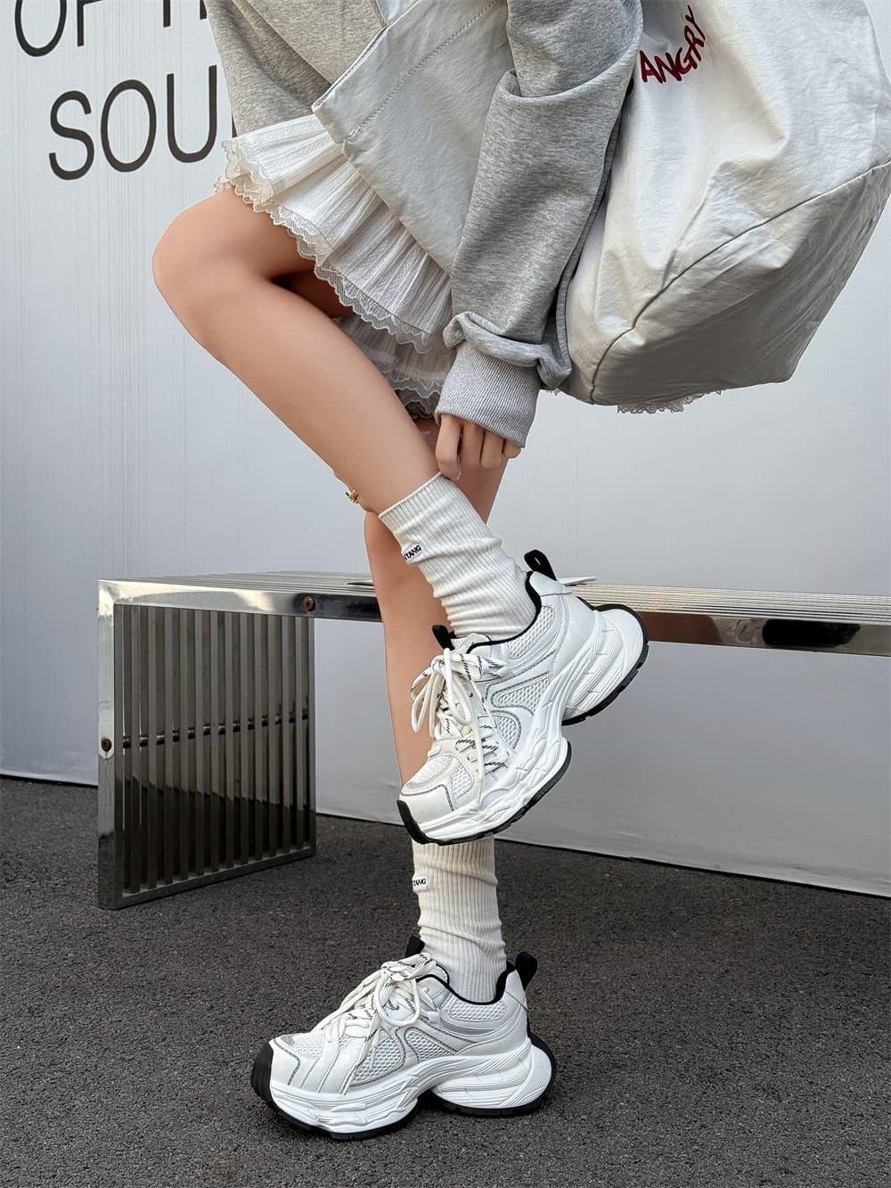 【611】white black