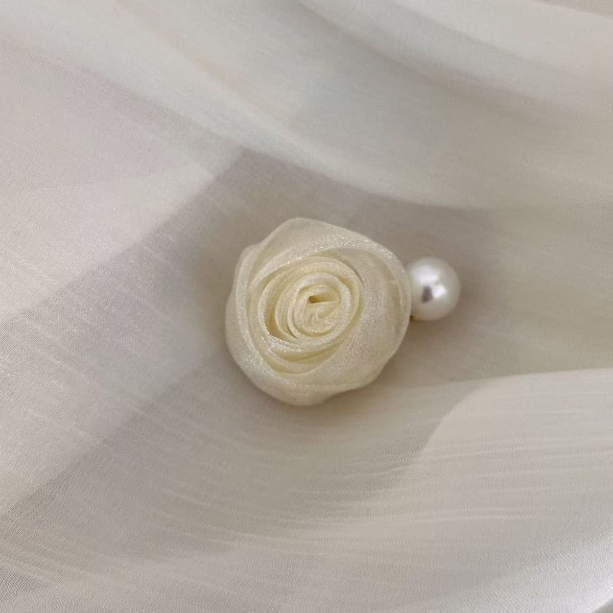 5606 streamer rose hair clip-beige