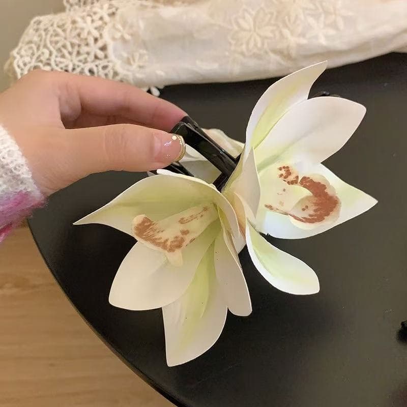 5648 magnolia flower clip-white and green