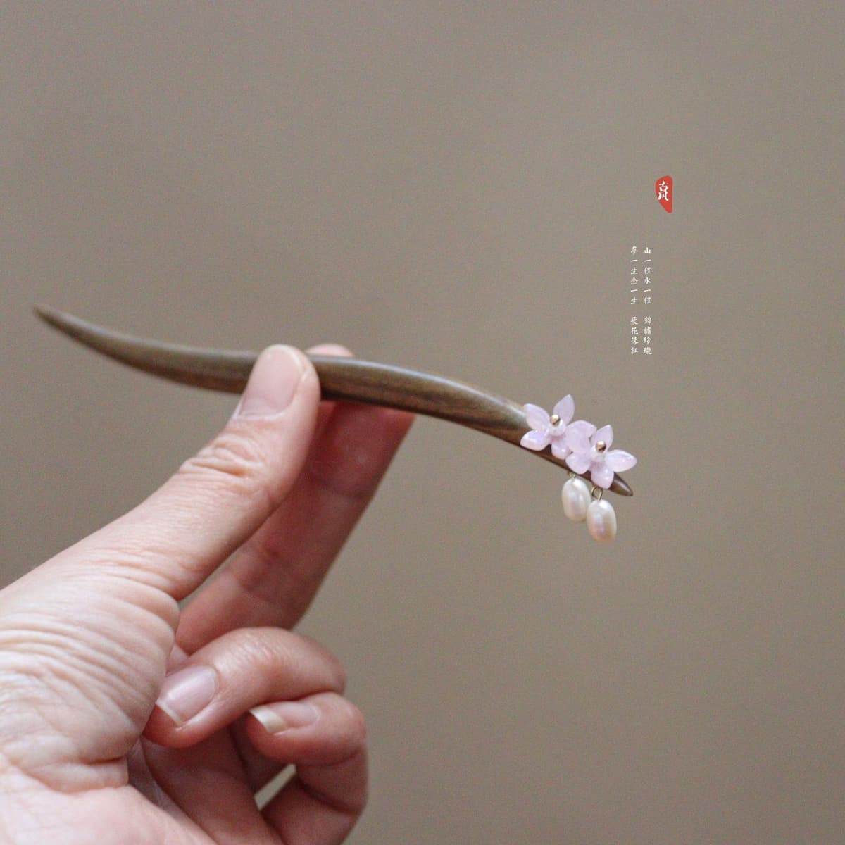 Wisteria flower [green sandalwood]