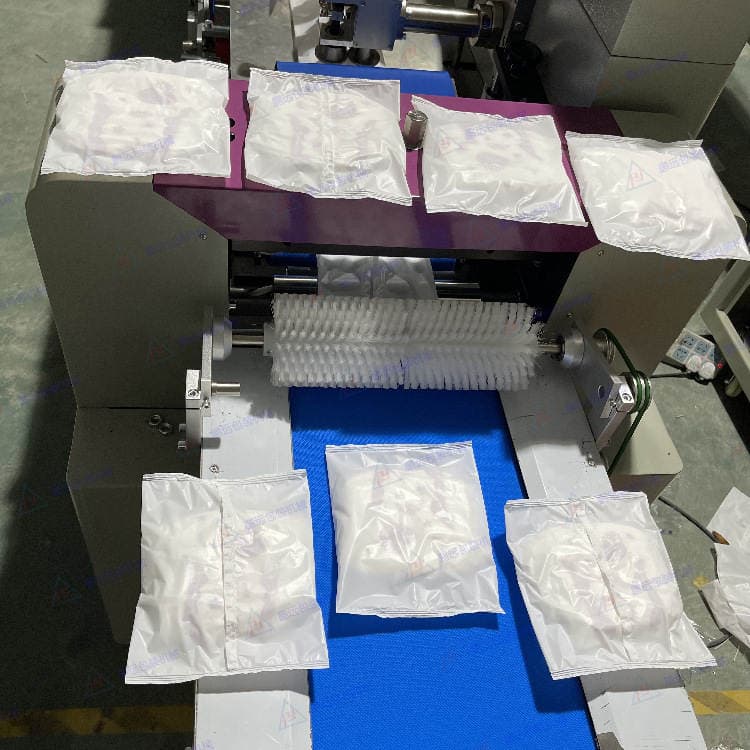 Factory trial loading single-chip diaper packaging machine experience loading pull-up pants packaging machine diaper automatic packaging machine 2