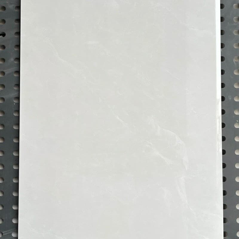 157005