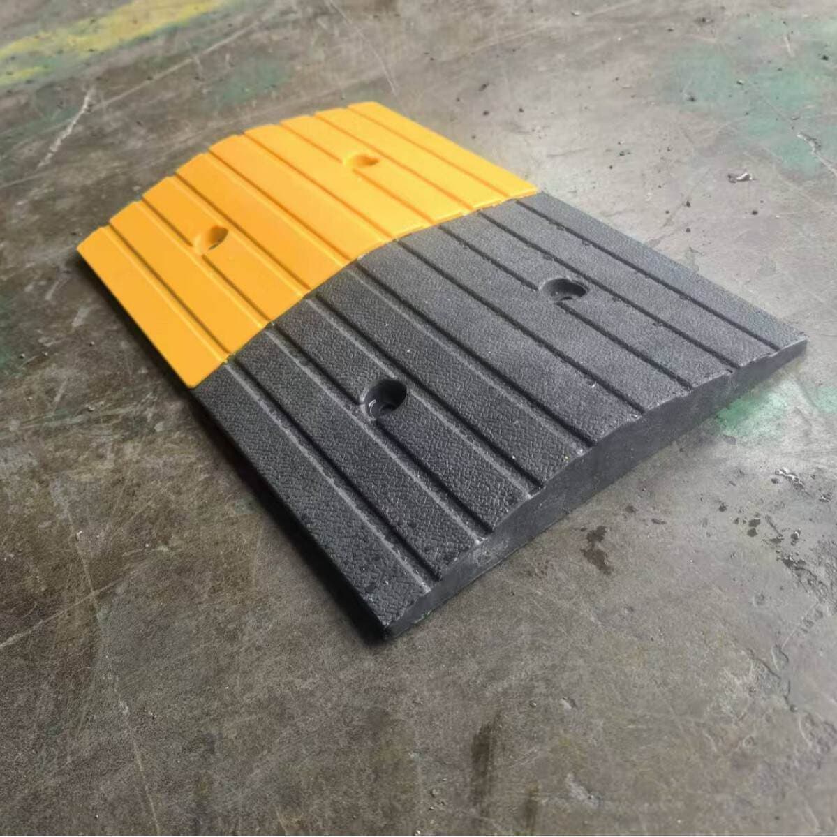 Rubber Speed Bumps, Cast Steel Thickened Traffic Facilities, Cast Iron Speed Limit Reduction Bumpers, Speed Humps 2