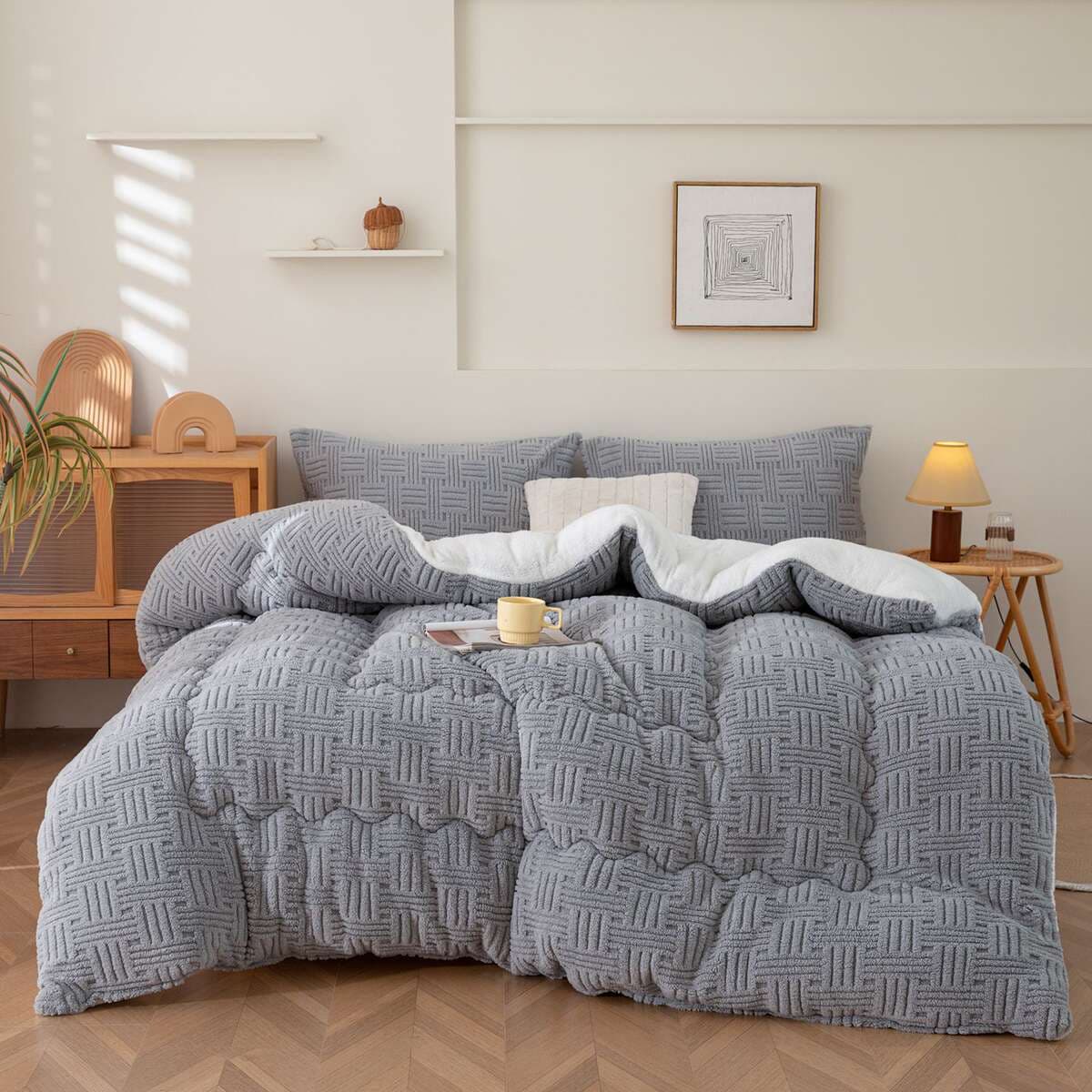 New Style Taffeta Lamb Wool Winter Quilt, Thickened and Warm Milk Velvet Quilt for Student Dormitories, Single and Double Sizes, Cross-Border Hot Seller 2