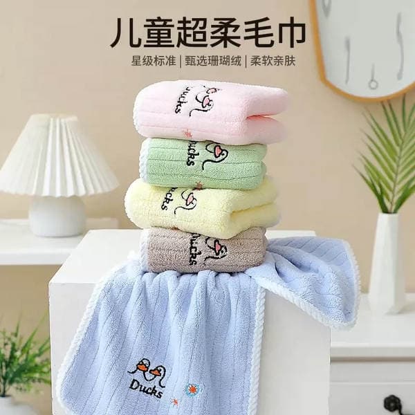 Type A children's towel, made of soft coral fleece, gentle on the skin, perfect for washing babies' faces, featuring a cute little duck embroidery and excellent absorbency