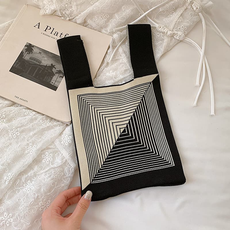 Return pattern-Black