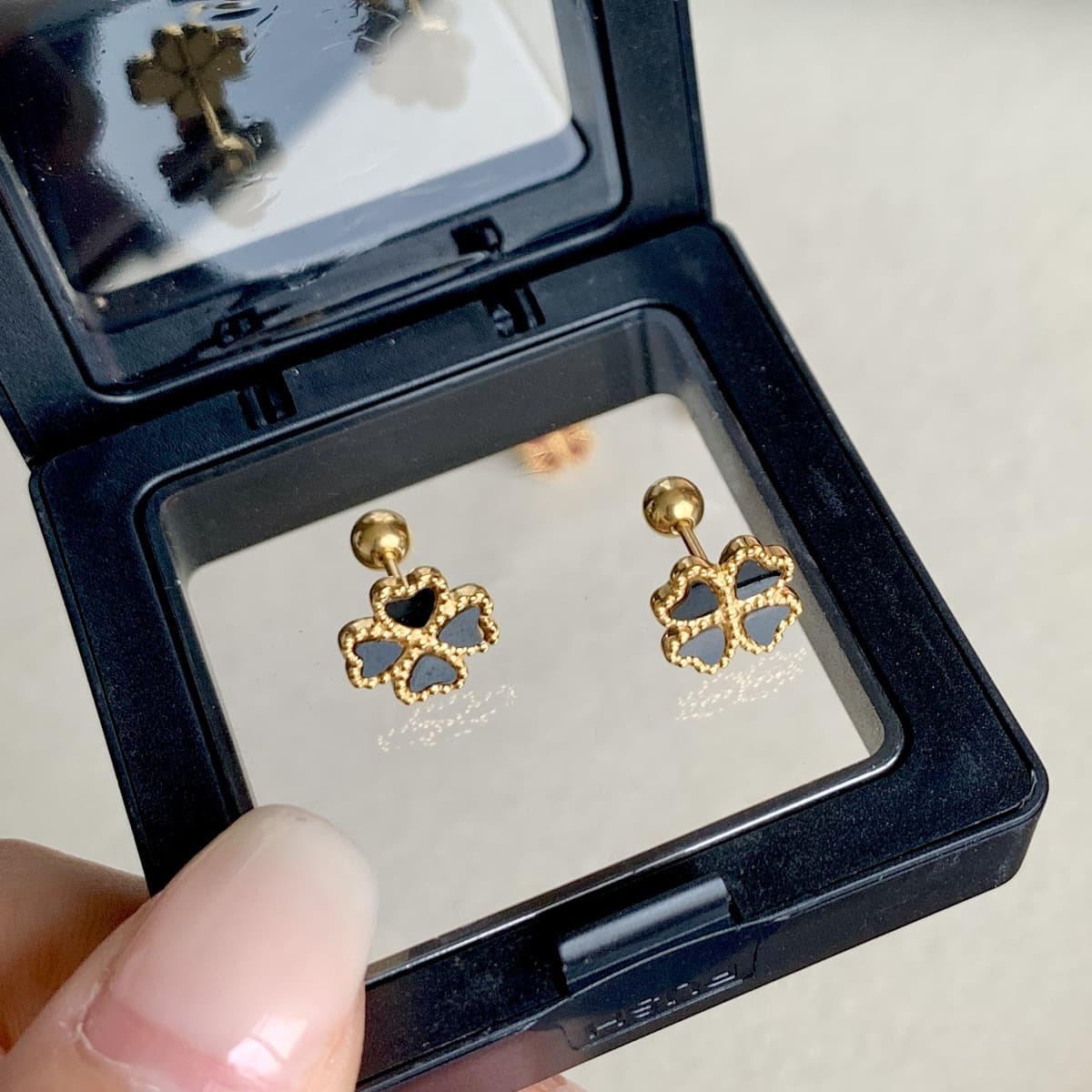 Black shell clover earrings