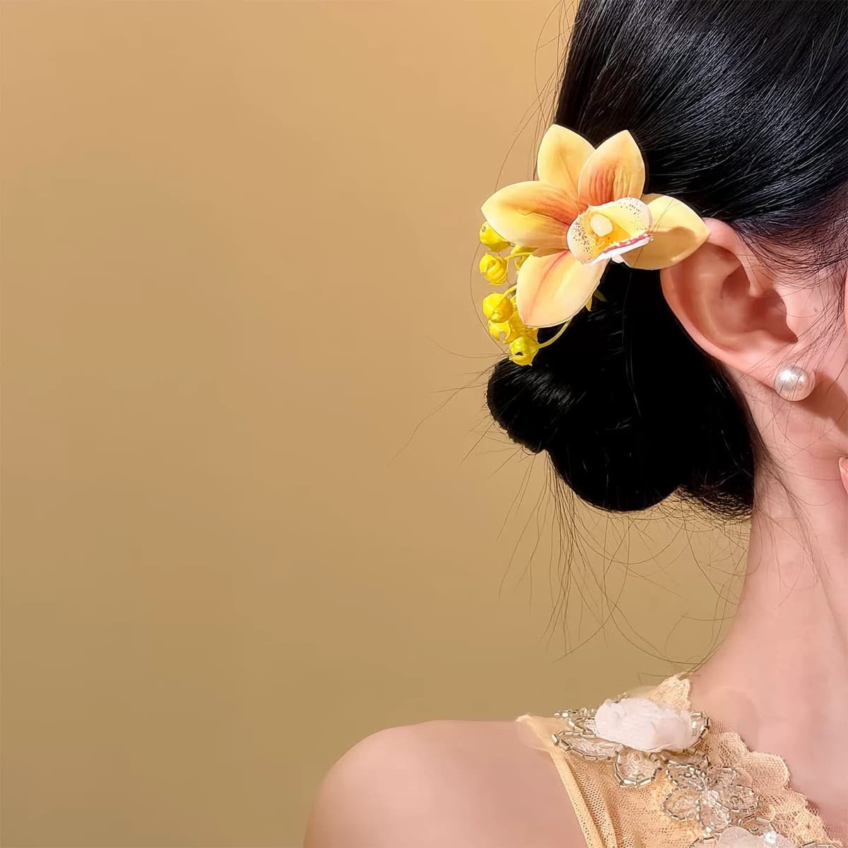 Yellow cymbidium flower hairpin