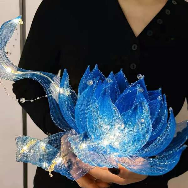 Üzən lotus fənəri. Əl işi material dəsti, ənənəvi festival bəzəyi və hədiyyə.