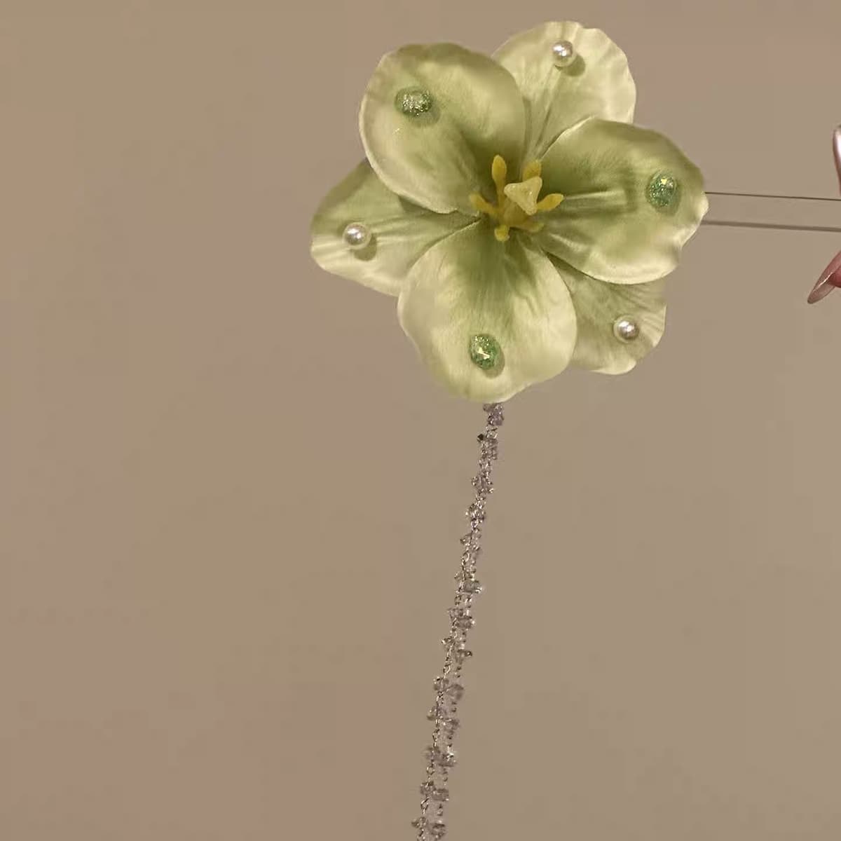 Green pearl flower tassel hair clip