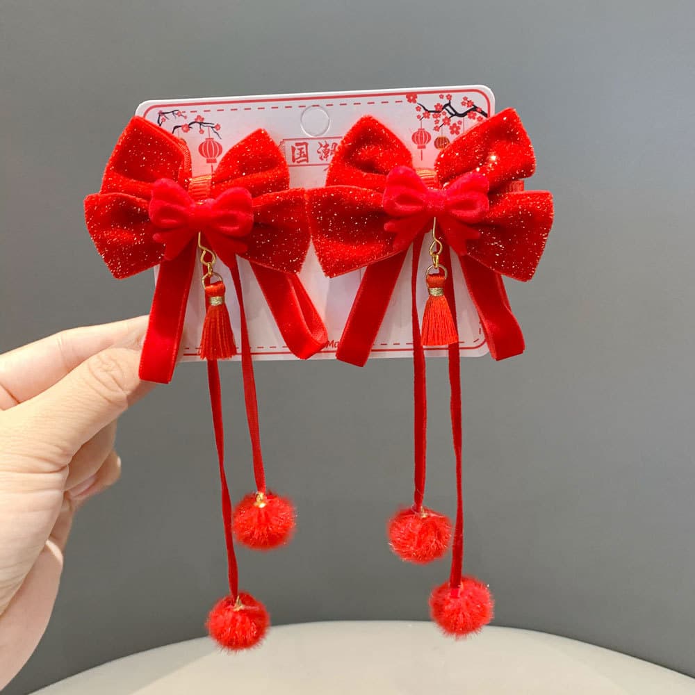 Three-dimensional bow tassel clip