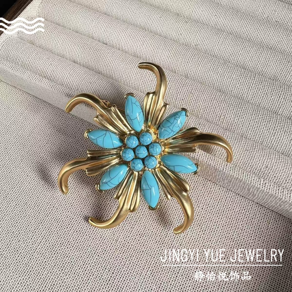 1595 brooch
