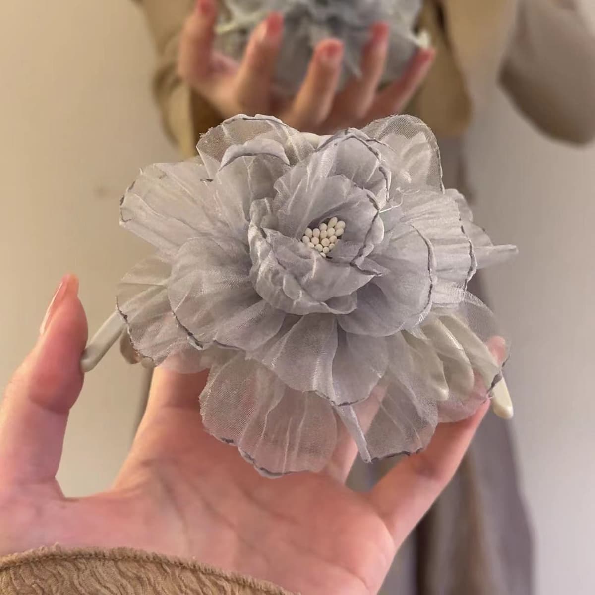 6091 gray green flower gripper