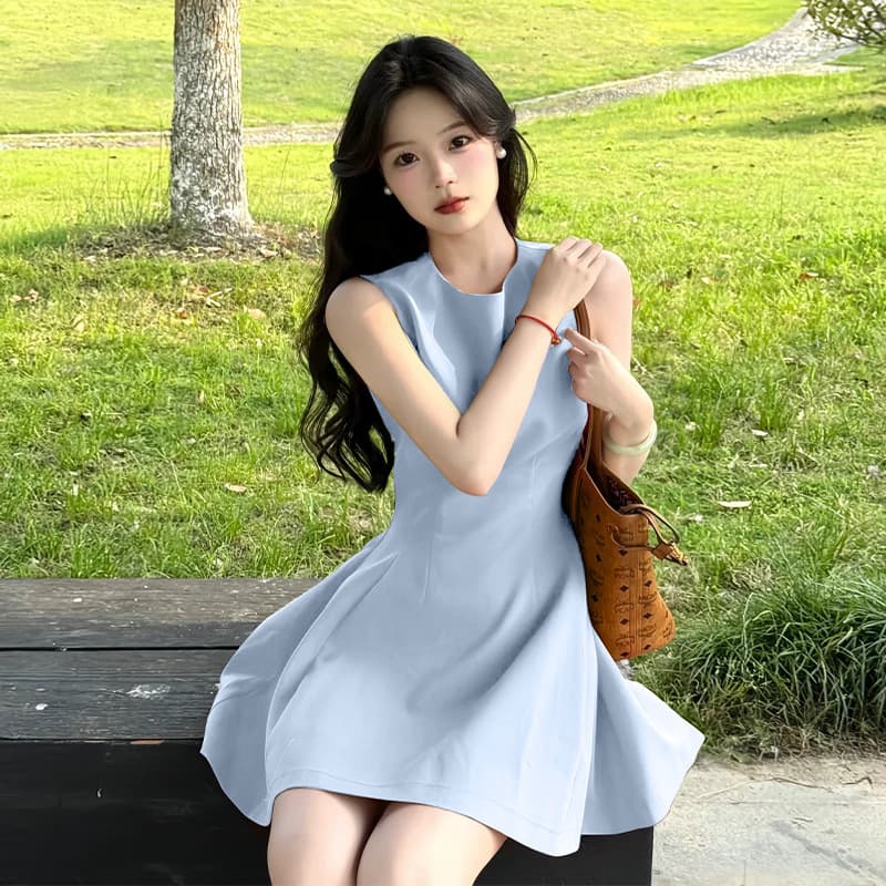 Blue [sleeveless dress]