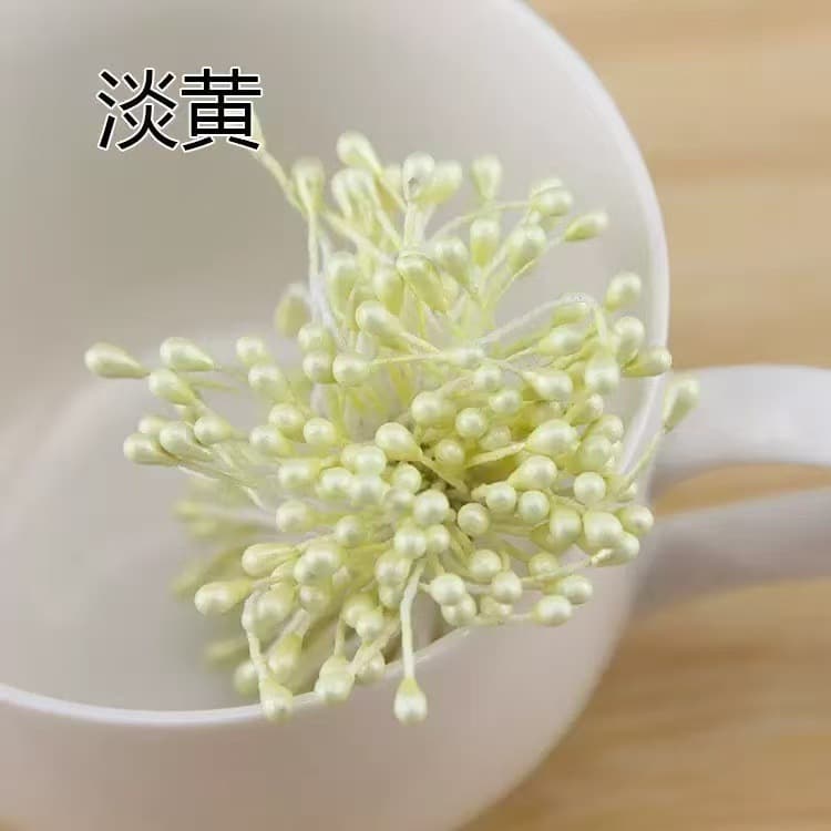 Pearlescent stamens - light yellow