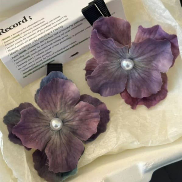 Oil painting purple hairpin