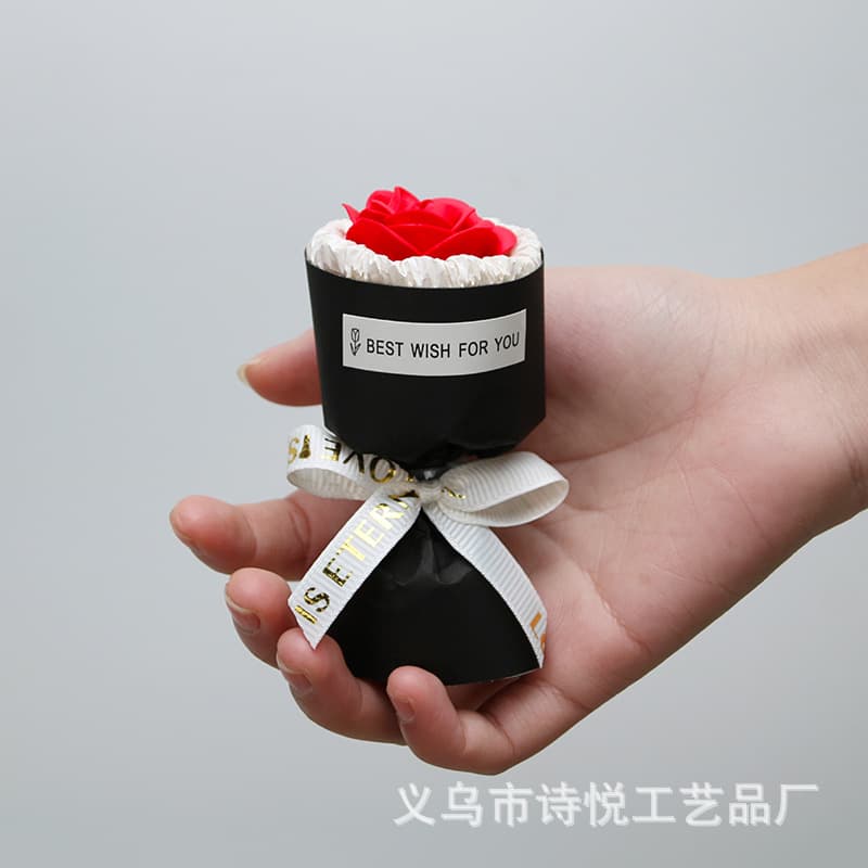 Red palm romantic pocket bouquet
