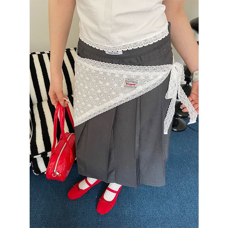 Lace triangle butt curtain