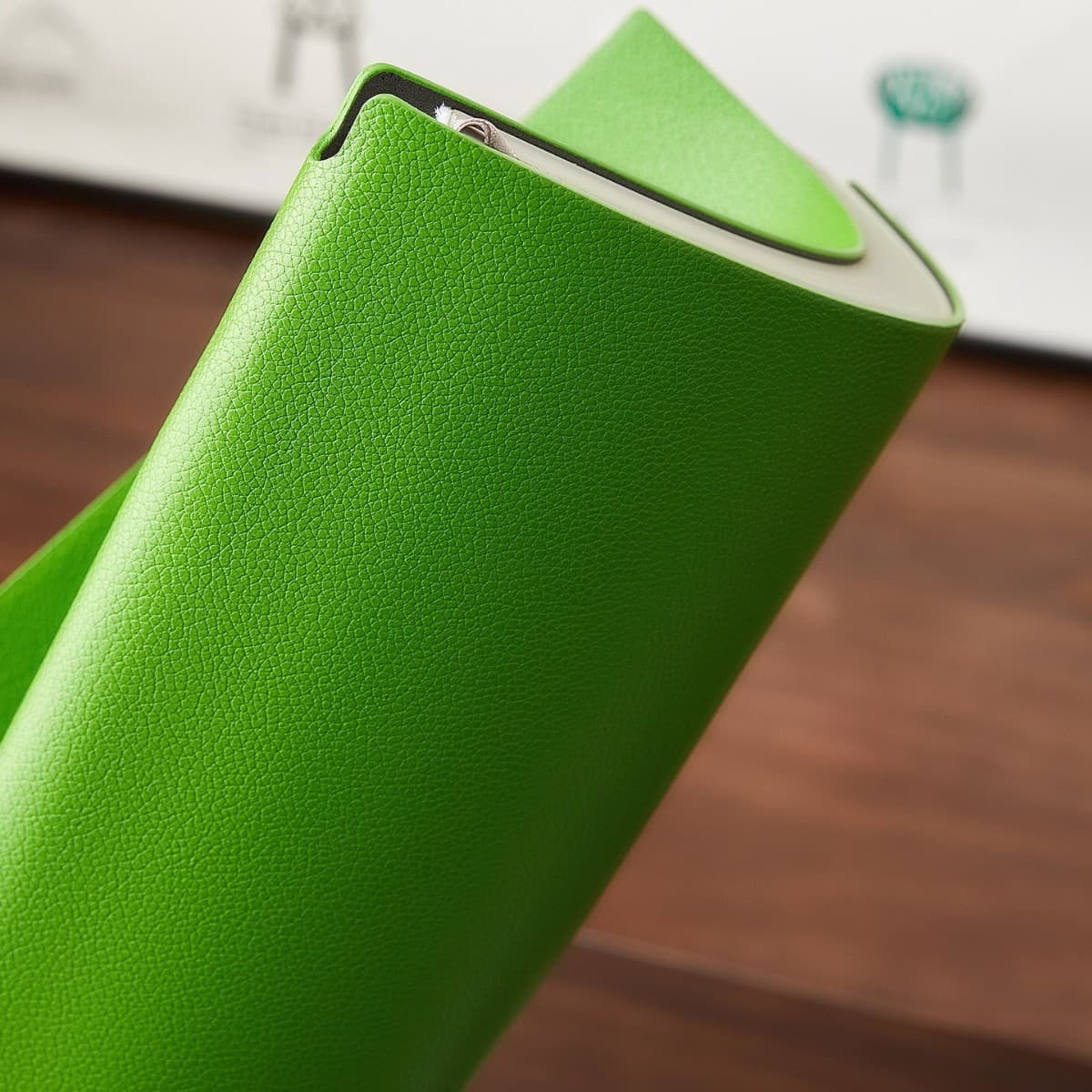 High-grade pebbled leather | Smooth and delicate, showing business texture