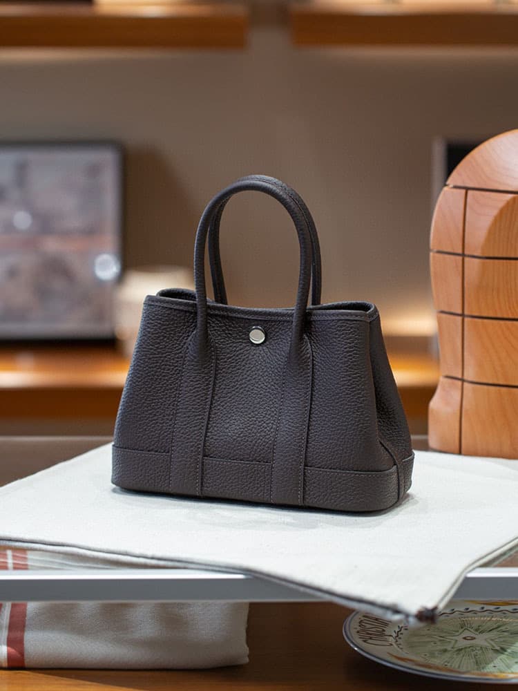 Ebony (without gift box and long shoulder strap)