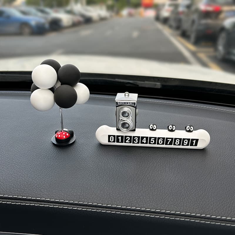 Tuituo number set of four [white] retro camera + 3 small briquettes + gray and white balloons