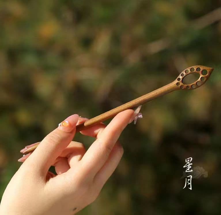 Green sandalwood---pointed star and moon (18cm)