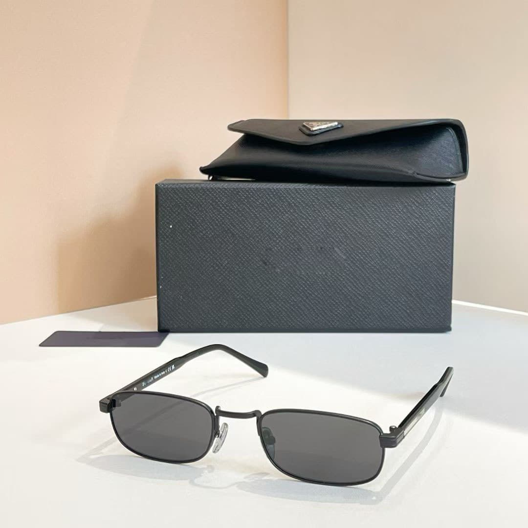 Black frame, grey lens