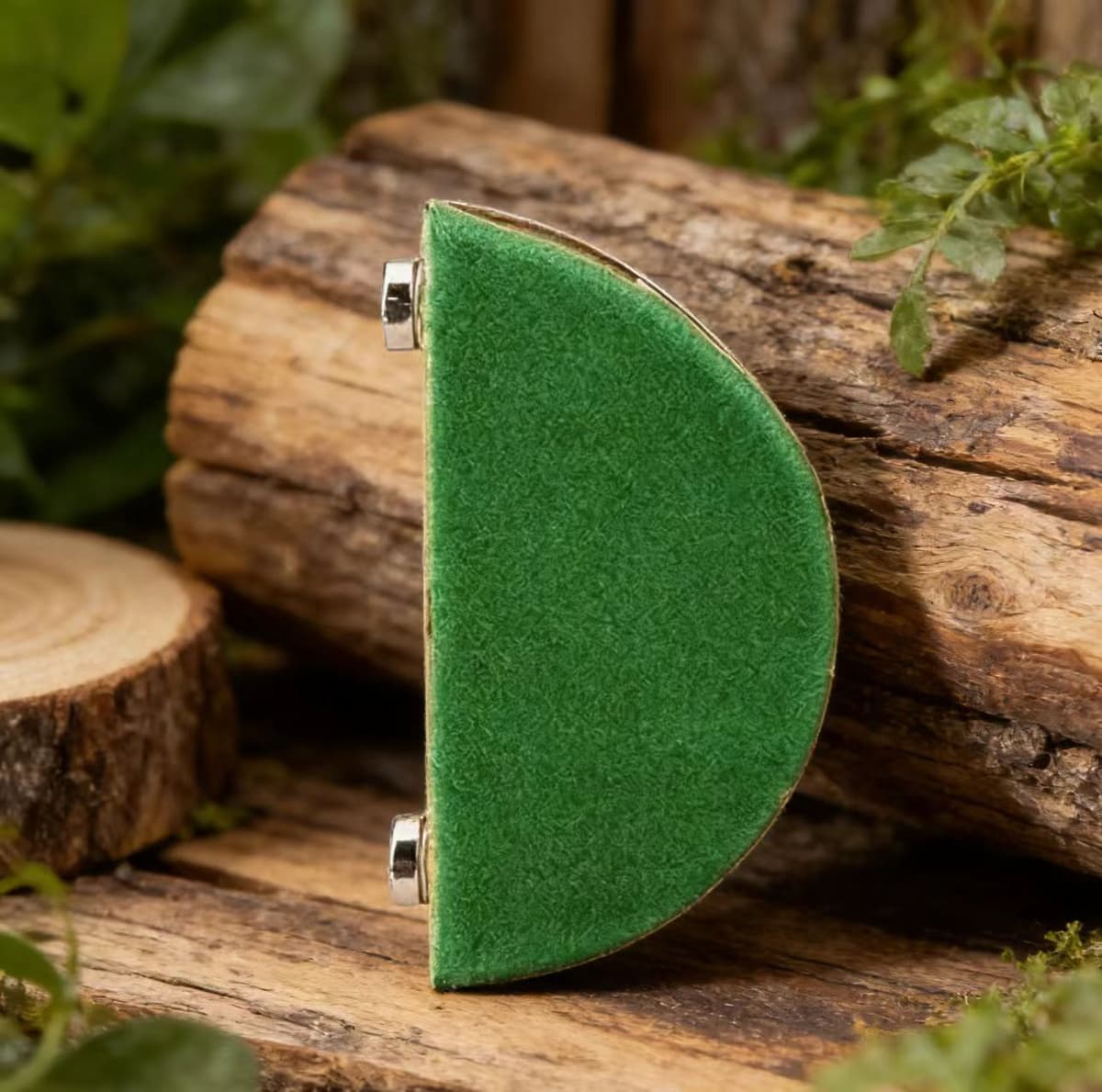 Semicircular wood chips + 2 pairs of magnets (with turf)