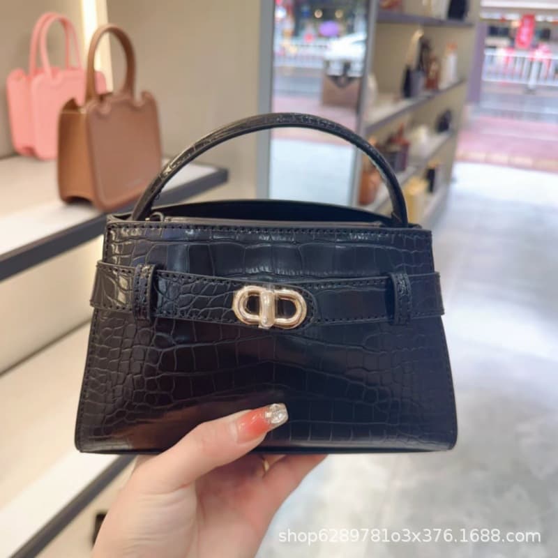 Crocodile pattern black