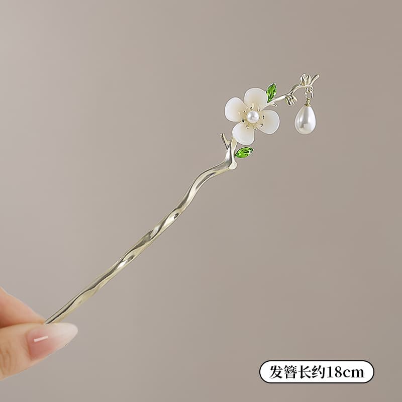 A white flower hairpin-white