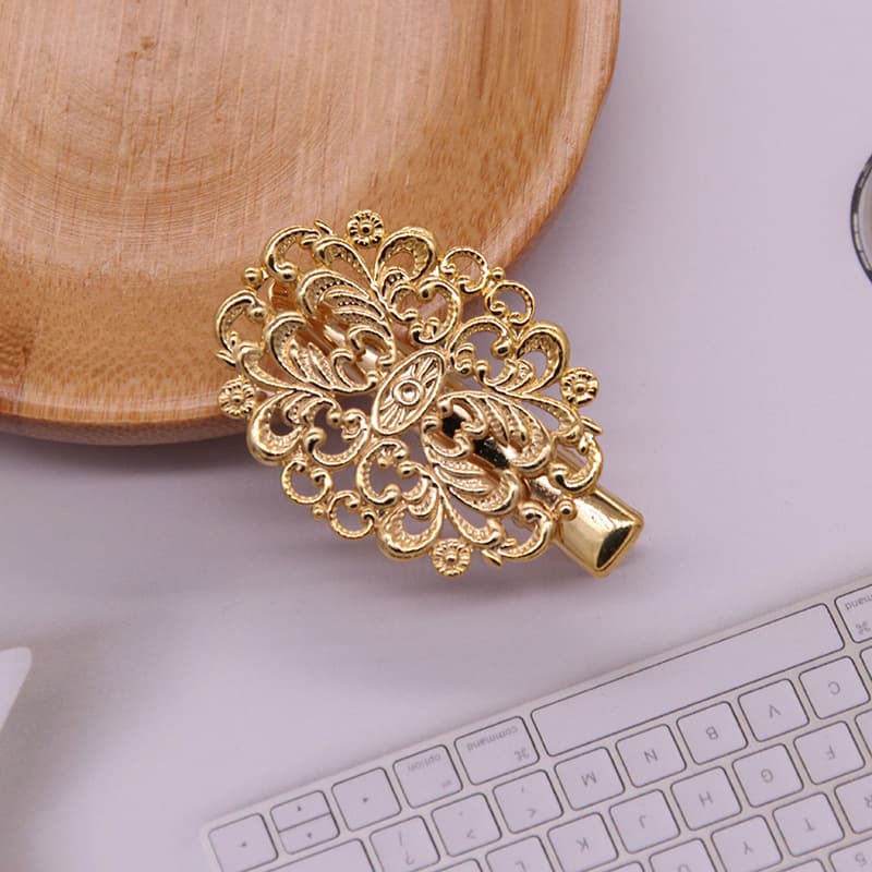 Pattern clip gold
