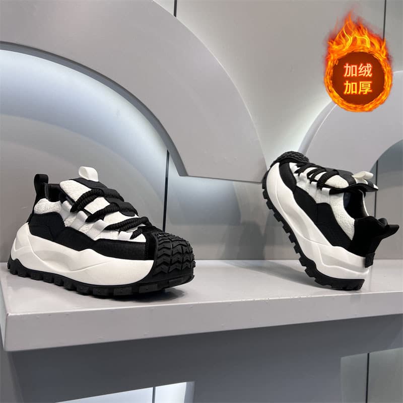 Black and white [fleece cotton shoes] will be shipped first
