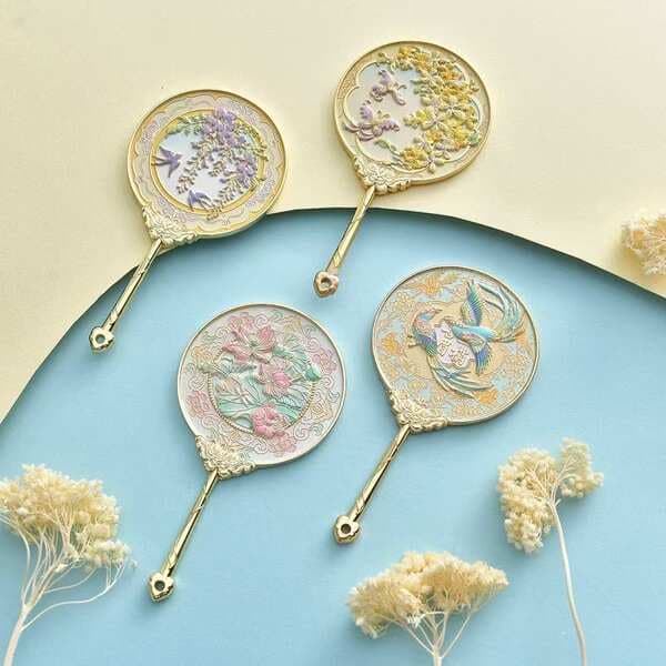 Ancient-Style Cultural and Creative Products: a Mirror with Floral Designs, Exquisite Boxed Mirror, Ancient-Style Handheld Mirror, Portable Mirror, Souvenir
