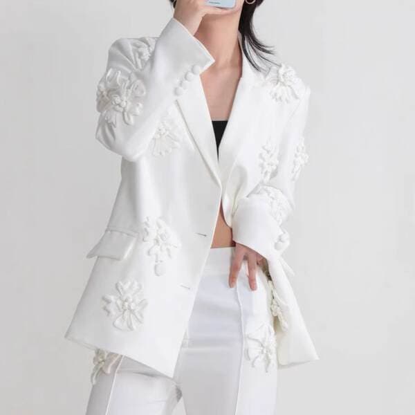 French-Style White Three-Dimensional Floral Loose-Fitting Women's Blazer with Sophisticated Design, Slimming Effect, Padded Shoulders, Oversized Casual and Stylish Suit