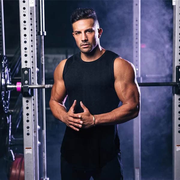 Kişilər üçün yay fitnes torlu qolsuz jilet – tez quruyan, nəfəs alan, elastik.