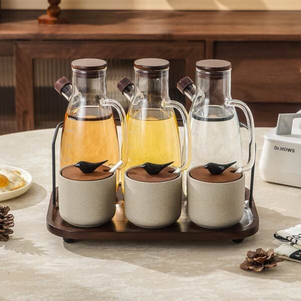 Mətbəx üçün vintage keramik ədviyyat və duz qabı dəsti, şüşə yağ butulkası ilə.