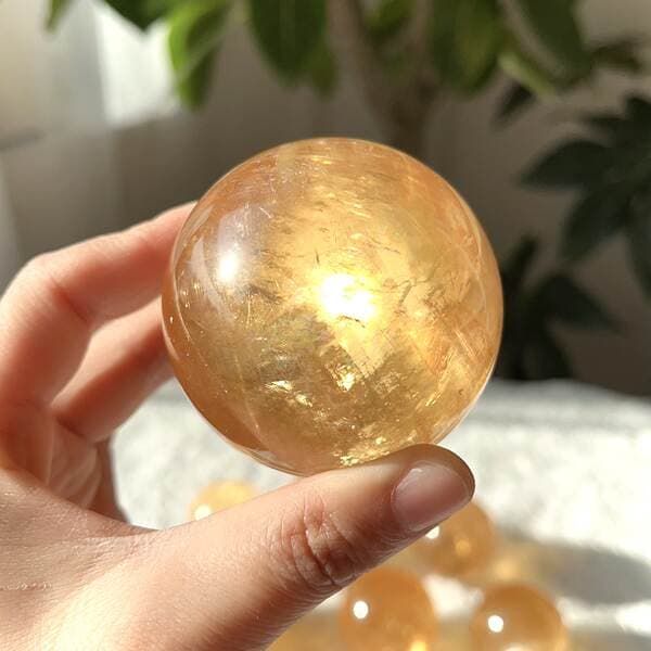 Təbii kristal toplar: sarı kristal, buz kristal kalsit. Feng Shui və ev dekorasiyası üçün
