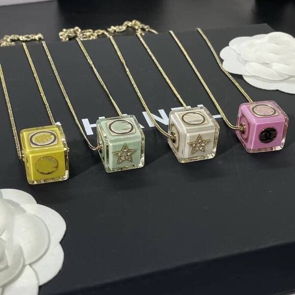 Yeni Chanel üslubunda kristal boyunbağı, kvadrat, konfet, zər, gül və ya ətir şüşəsi asqıları ilə.